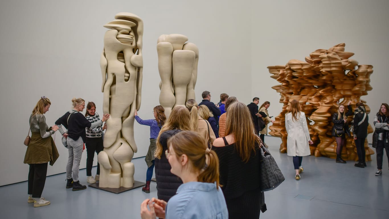 Anfassen erlaubt: In der Ausstellung "Tony Cragg. Please Touch!" im Kunstpalast ist das Berühren der Skulpturen ausdrücklich erwünscht.