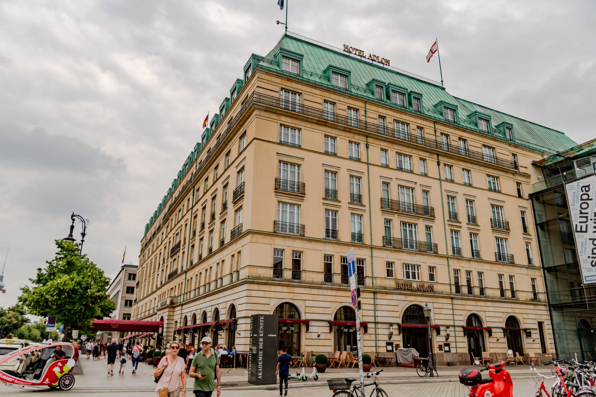 Das Hotel Adlon (Archivbild): In dem Haus darf kein Cannabis konsumiert werden.