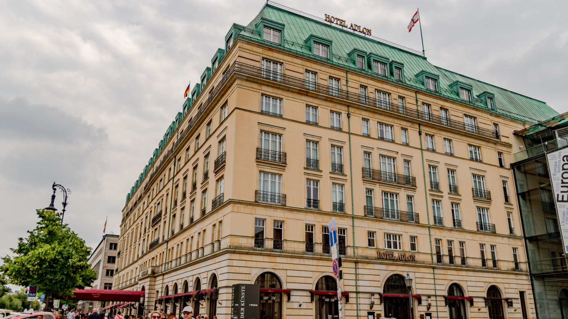 Das Hotel Adlon (Archivbild): In dem Haus darf kein Cannabis konsumiert werden.