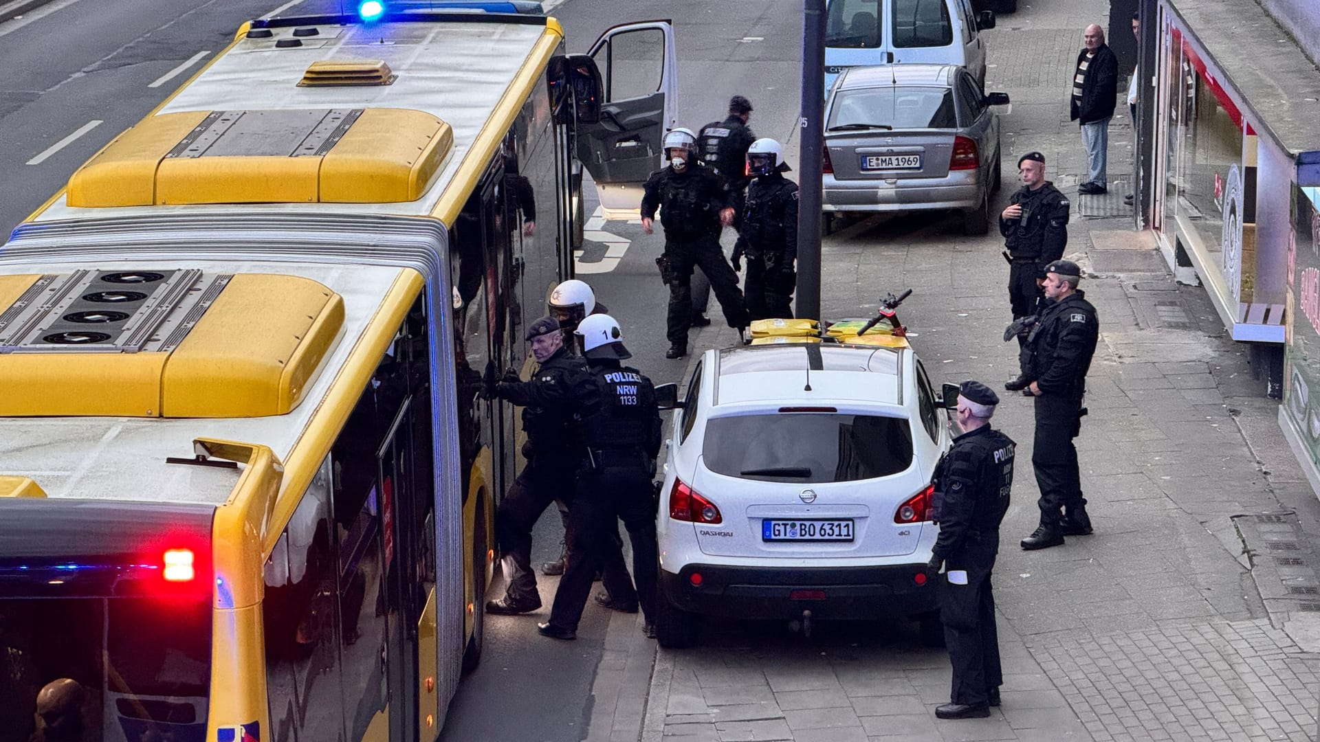 Polizeibeamte sichern die Weiterfahrt des Fanbusses: Vereinzelte MSV-Fans versuchten aus dem Bus zu stürmen. Polizeibeamte sichern die Weiterfahrt des Fanbusses: Vereinzelte MSV-Fans versuchten aus dem Bus zu stürmen.