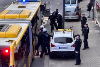 Polizeibeamte sichern die Weiterfahrt des Fanbusses: Vereinzelte MSV-Fans versuchten aus dem Bus zu stürmen.