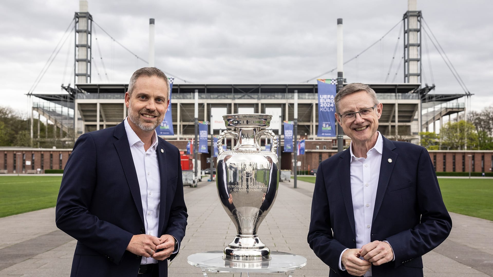 Sven Stolz (links) und Gregor Timmer (rechts) von der Stadt Köln: Beide teilen sich die Aufgaben rund um die Planung und Durchführung der EM in Köln.