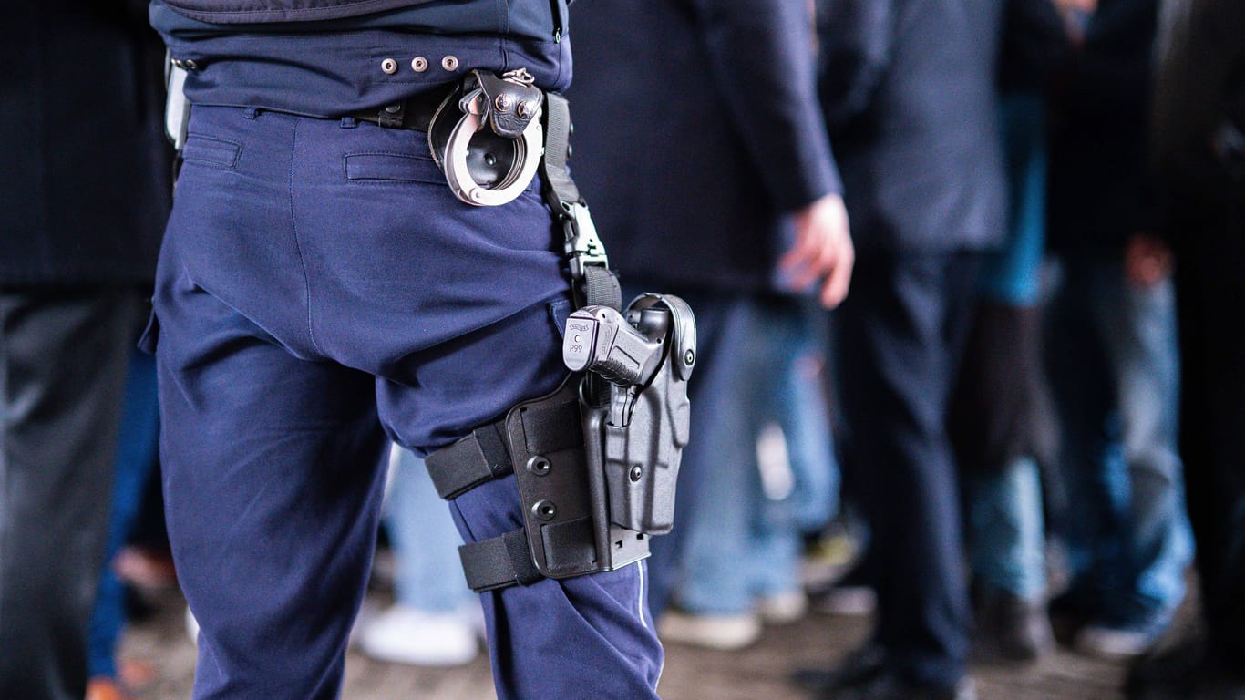 Polizist mit Handschellen am Hosenbund (Symbolbild): Die 34-Jährige missachtete wiederholte Aufforderungen, das Hotel zu verlassen.