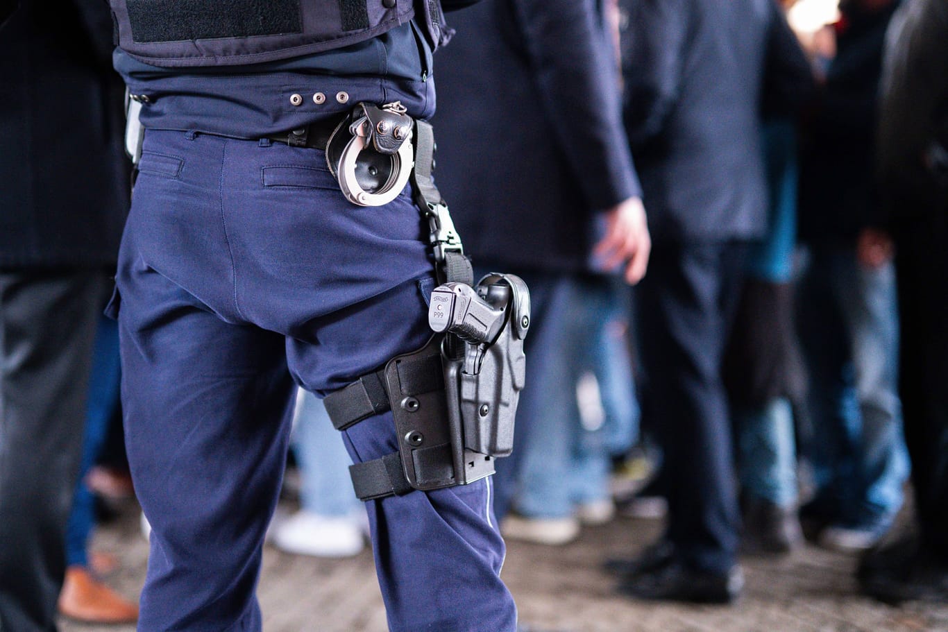 Polizist mit Handschellen am Hosenbund (Symbolbild): Die 34-Jährige missachtete wiederholte Aufforderungen, das Hotel zu verlassen.