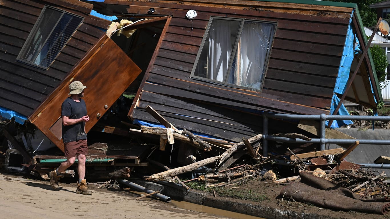 In der Stadt Wollongong, südlich von Sydney, wurde eine Holzhütte vom Wasser mitgerissen und vollständig zerstört.