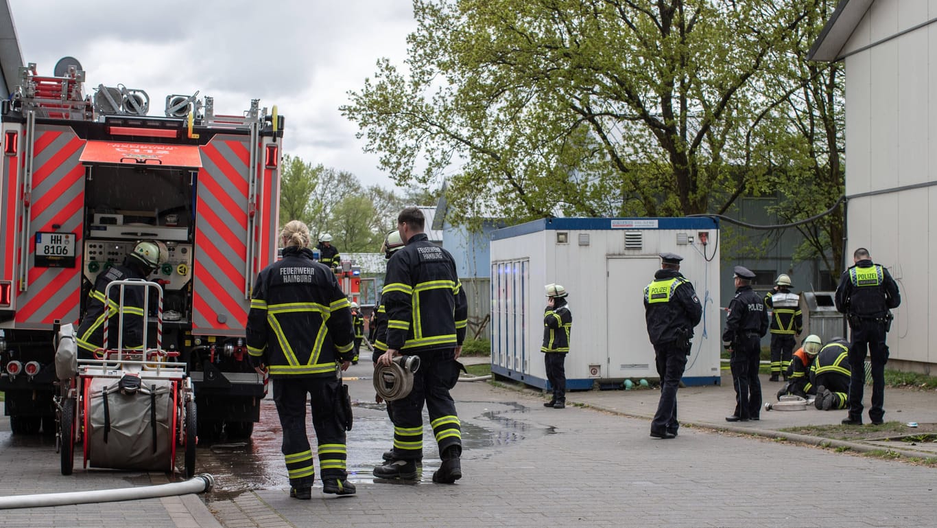 Feuer in einer Hamburger Flüchtlingsunterkunft in Hamburg Rahlstedt: Eine Person ist dabei ums Leben gekommen.