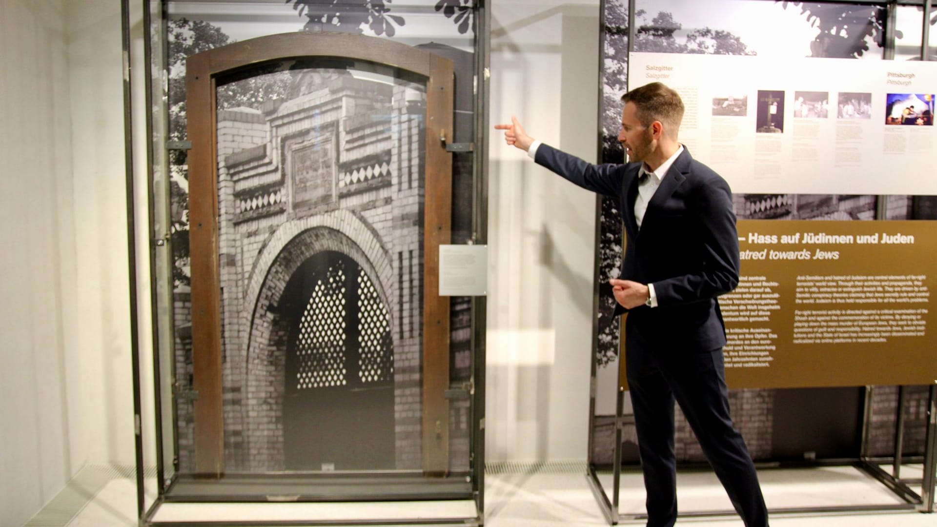 Der Anschlag auf eine Synagoge in Halle aus dem Jahr 2019 wird anhand des Rahmens der Eingangstür erzählt.