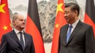 Peking: Bundeskanzler Olaf Scholz (SPD) wird von Xi Jinping, Staatspräsident von China, im Staatsgästehaus empfangen.