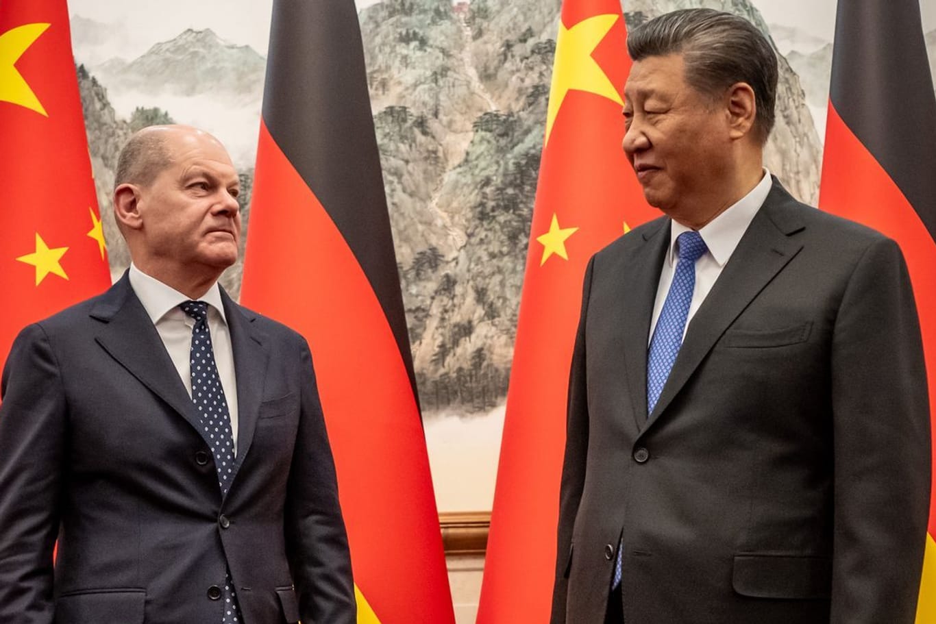 Peking: Bundeskanzler Olaf Scholz (SPD) wird von Xi Jinping, Staatspräsident von China, im Staatsgästehaus empfangen.