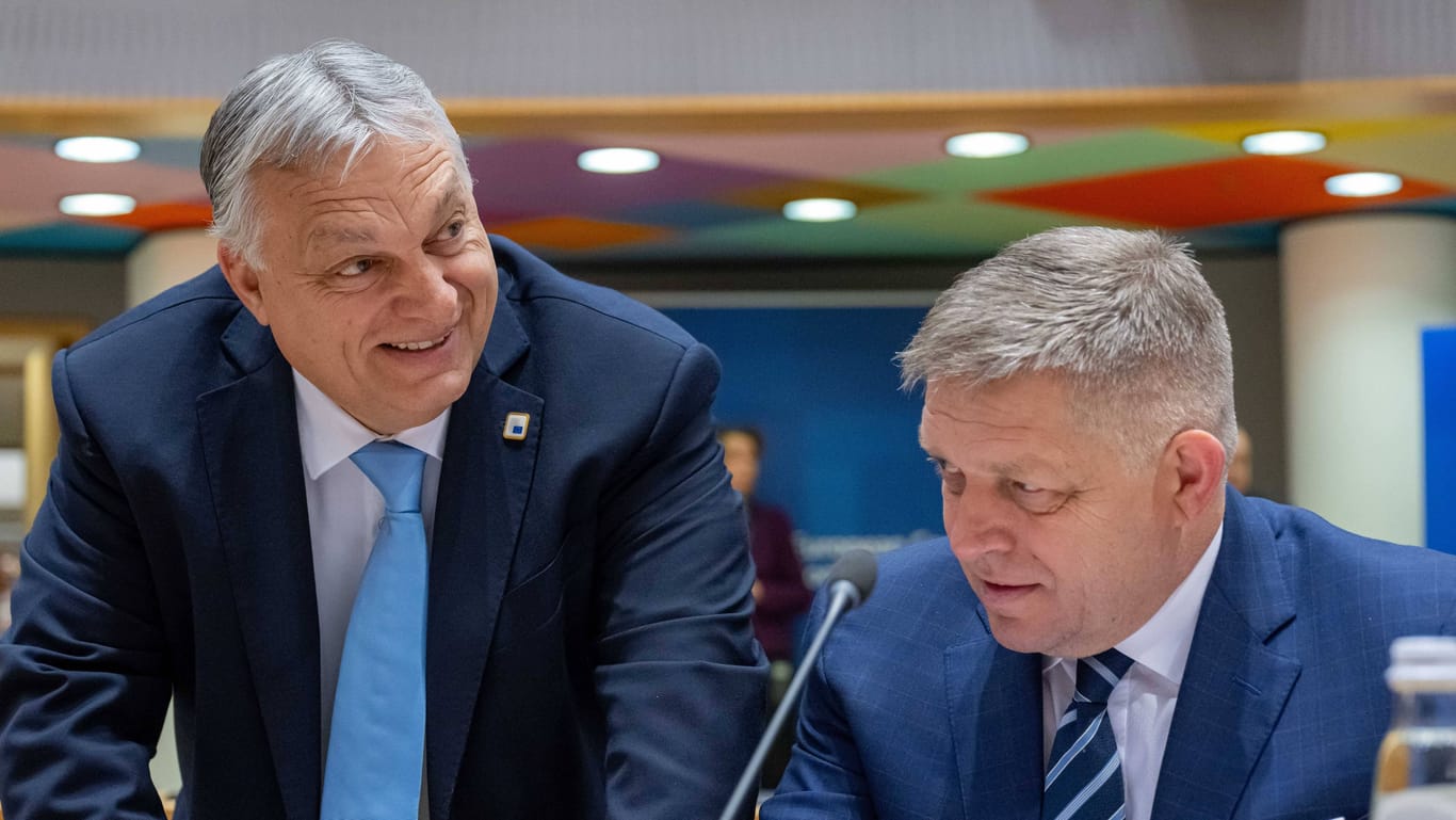 Populisten unter sich: Der Ungar Viktor Orban (l.) und Robert Fico beim EU-Gipfel.