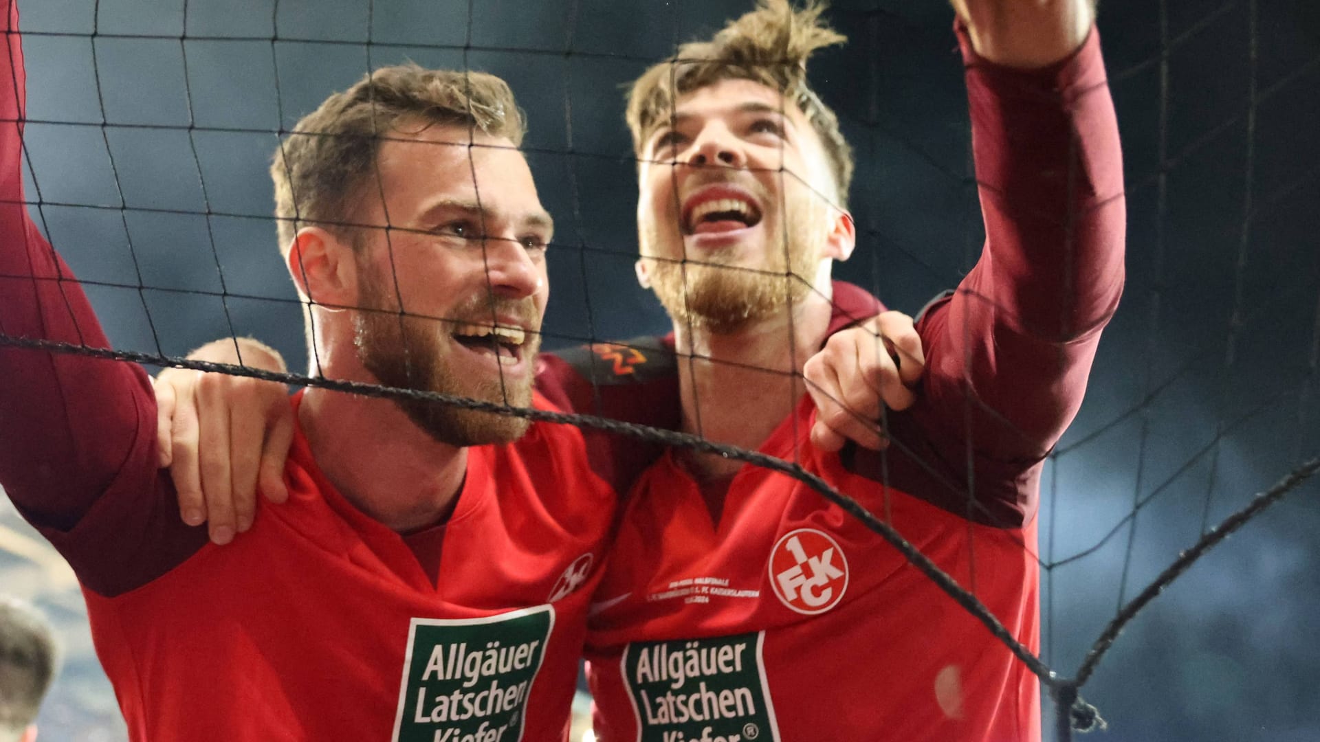 Jubel bei Boris Tomiak (l.) und Julian Niehues: Lautern steht im Pokalfinale.