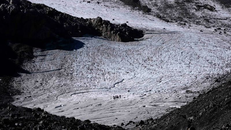 Eine Gruppe von Wanderern wandert auf dem Jamtalferner-Gletscher bei Galtür. (Archivbild)