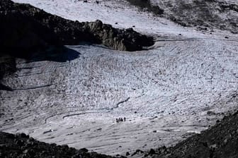 Eine Gruppe von Wanderern wandert auf dem Jamtalferner-Gletscher bei Galtür. (Archivbild)