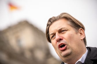 Maximilian Krah, AfD-Spitzenkandidat zur Europawahl (Archivbild): Sein Büro soll geheime EU-Dokumente abgerufen haben.
