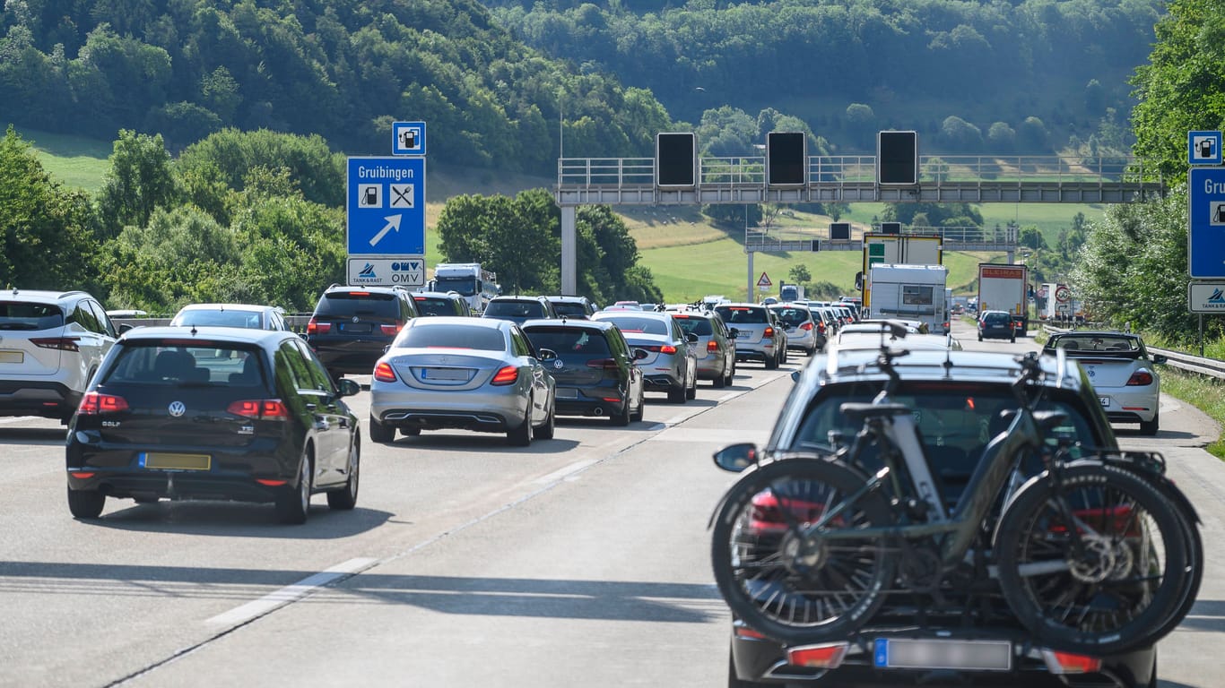 Fahrzeuge stehen auf der A8 kurz vor dem Rastplatz Gruibingen im Stau (Archivbild): Am kommenden Wochenende wird die Autobahn in Richtung München gesperrt.
