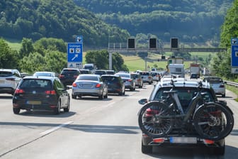Fahrzeuge stehen auf der A8 kurz vor dem Rastplatz Gruibingen im Stau (Archivbild): Am kommenden Wochenende wird die Autobahn in Richtung München gesperrt.