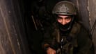 Ein israelischer Soldat in einem mutmaßlich von der Terrororganisation Hamas genutzten Tunnel in Gaza.