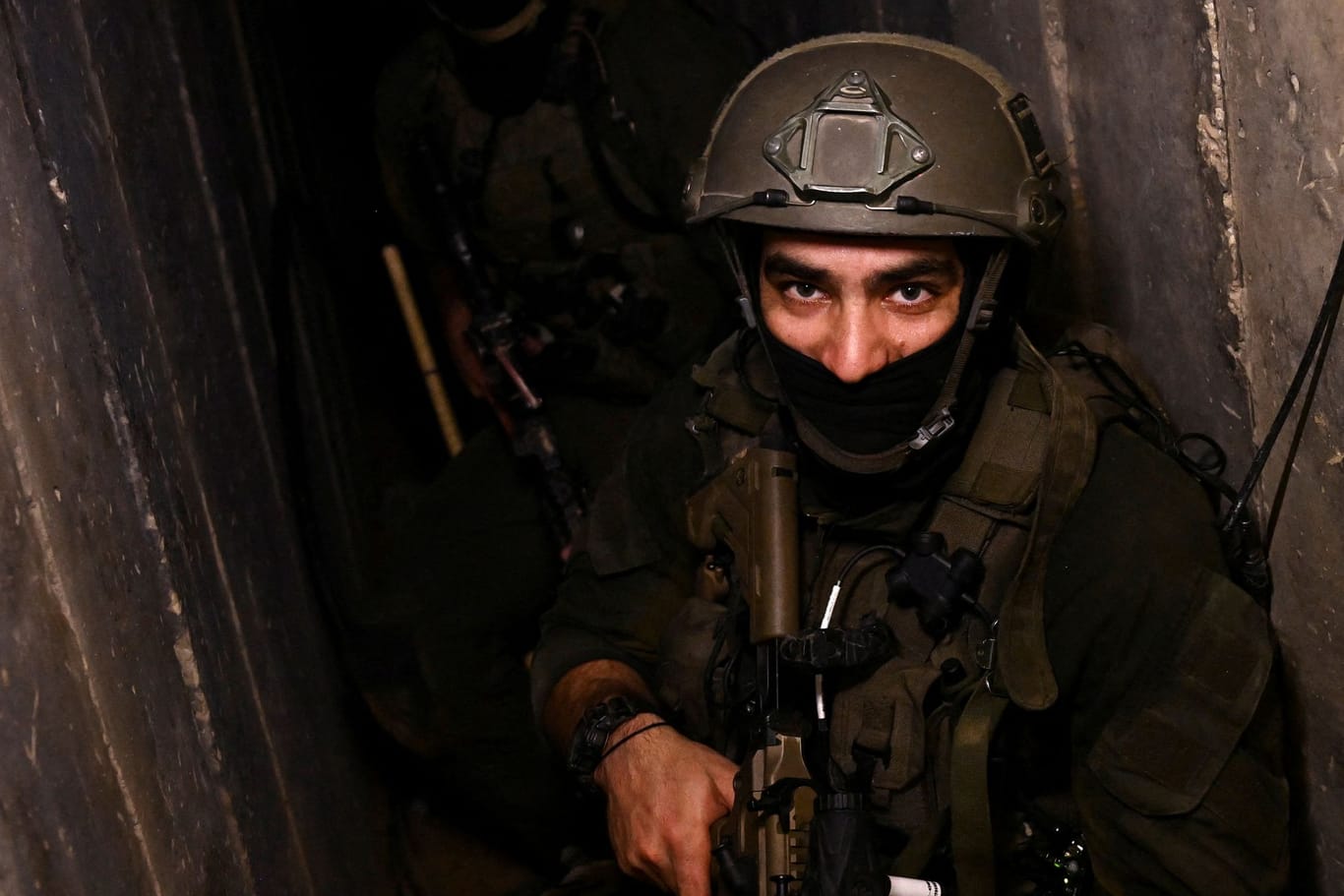 Ein israelischer Soldat in einem mutmaßlich von der Terrororganisation Hamas genutzten Tunnel in Gaza.