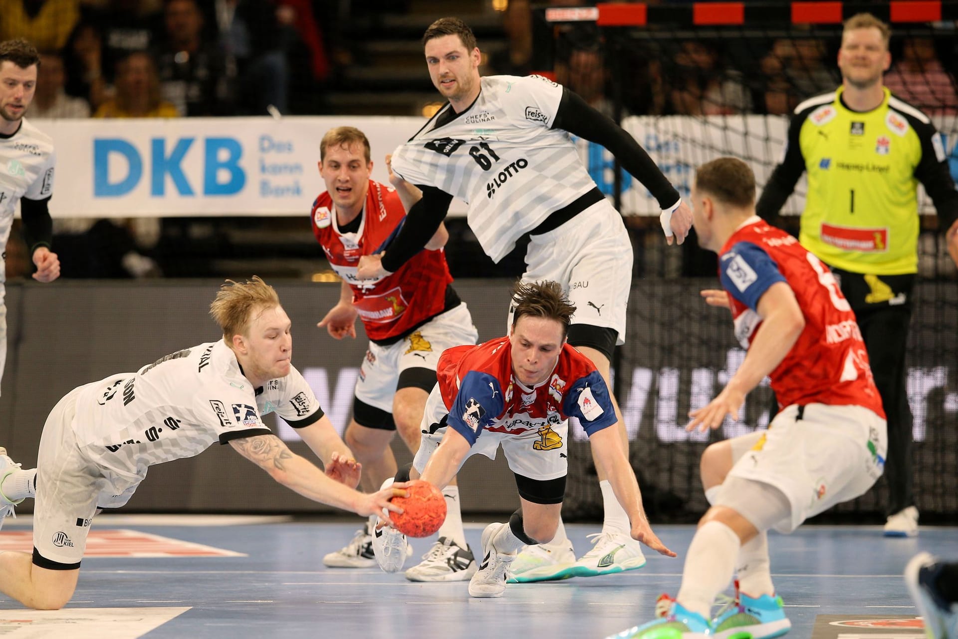 Kiels Eric Johansson (l.) gegen Hamburgs Leif Tissier (m.): Die Teams lieferten sich ein spektakuläres Nordderby.