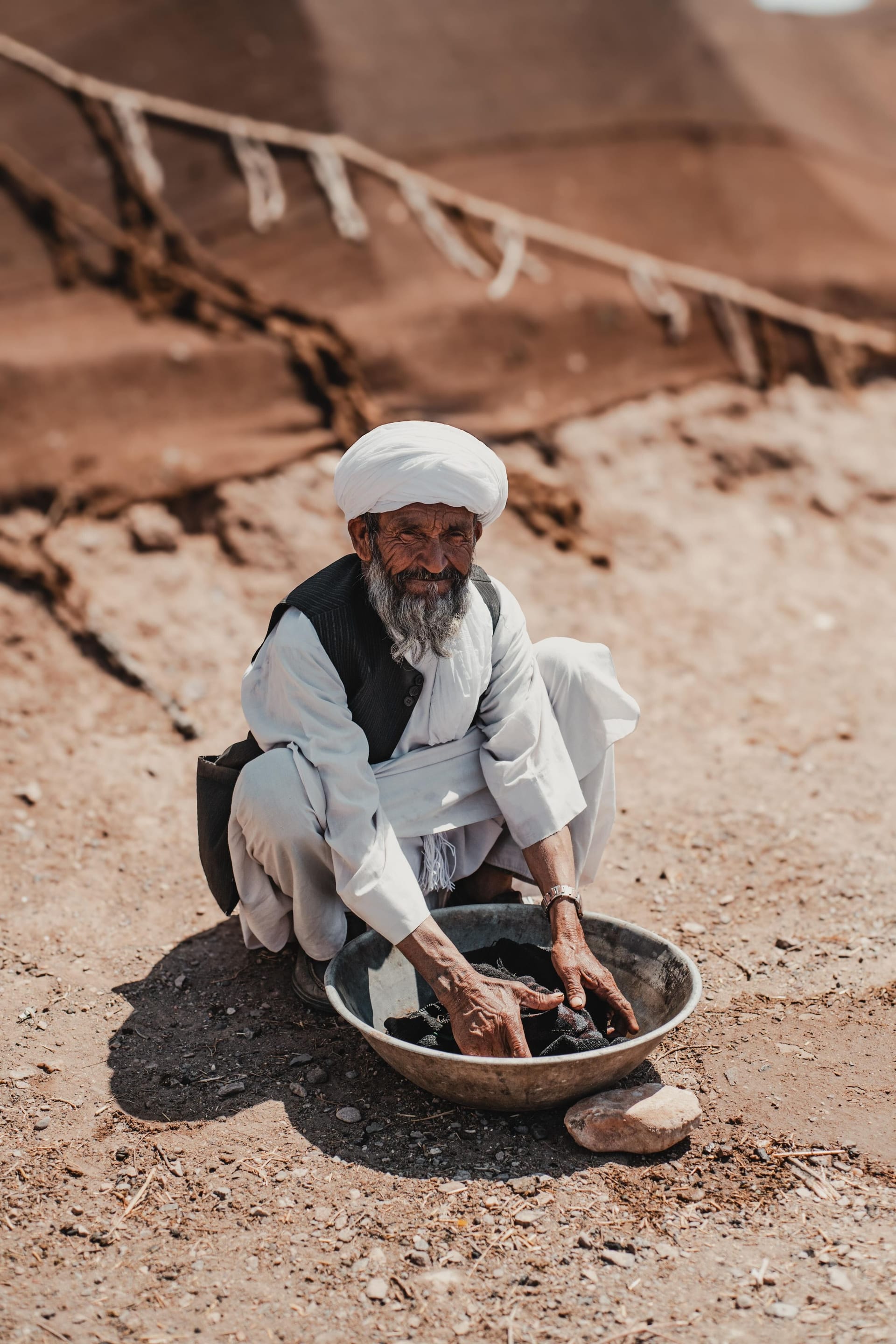 Ein alter Afghane wäscht seine Wäsche: "Wenn so alte Männer das hier selbst machen, bedeutet das meist, dass ihre Frau gestorben ist", erzählt Fotograf Martin Webelhaus.