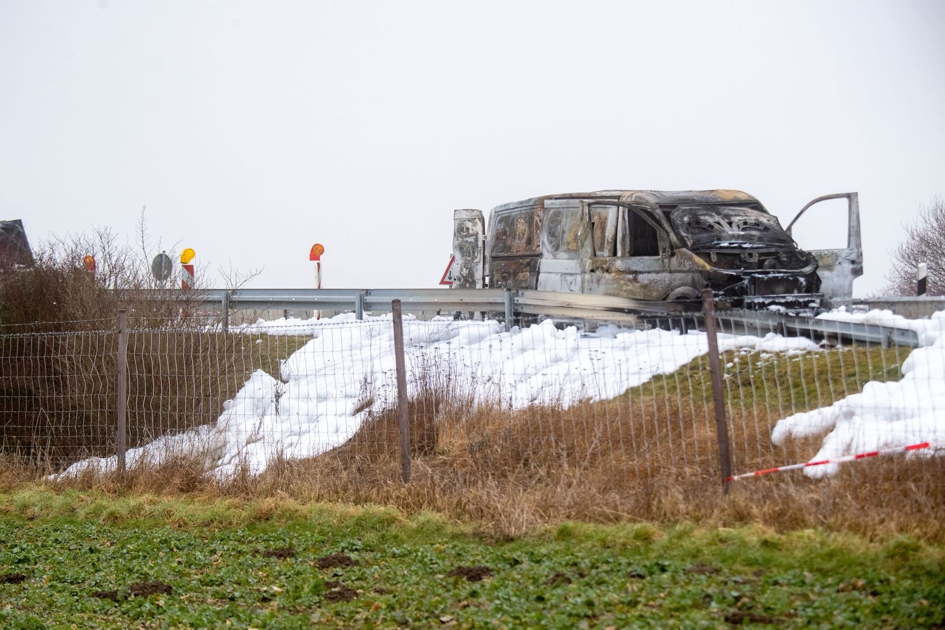 Ausgebrannter Geldtransporter (Archivbild): Mittlerweile wurden die Ermittlungen eingestellt.