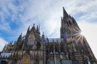 Kölner Dom mit Sonnenstern (Symbolbild): Die Temperaturen in der Domstadt ziehen in den kommenden Tagen an.
