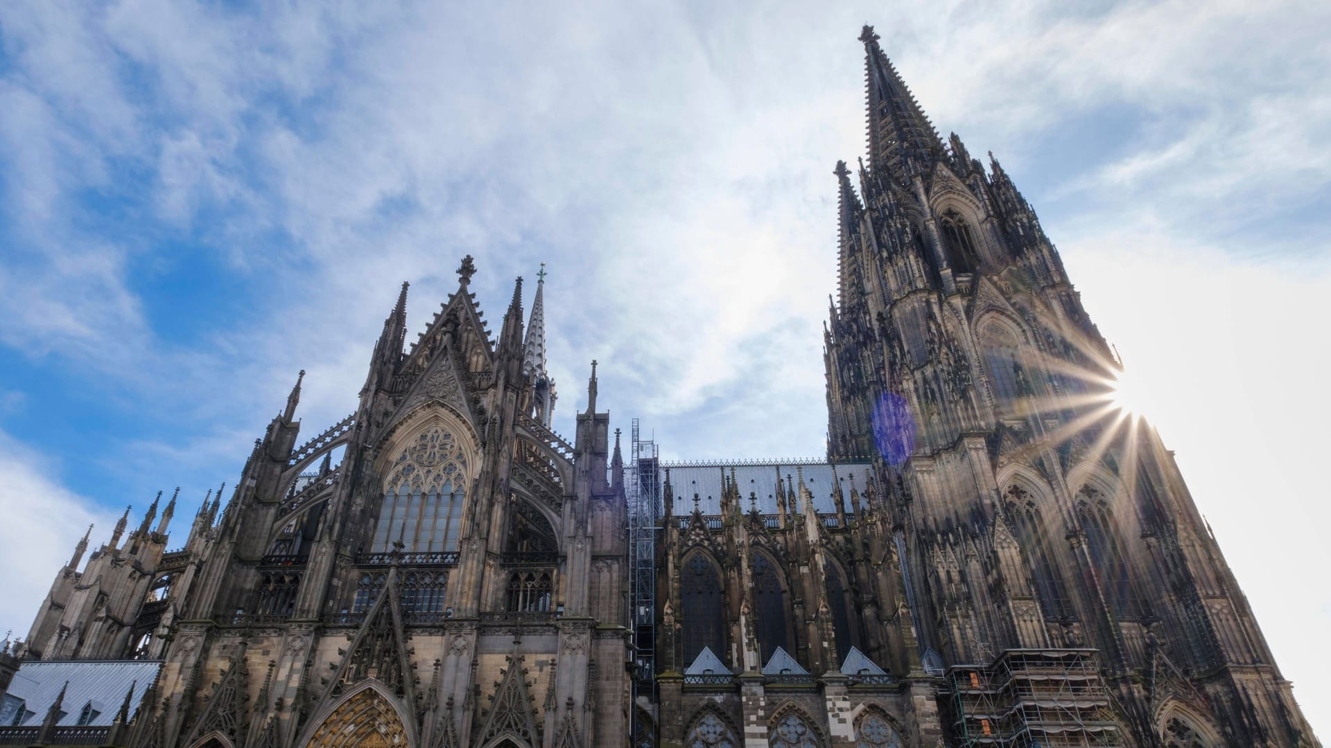 Kölner Dom mit Sonnenstern (Symbolbild): Die Temperaturen in der Domstadt ziehen in den kommenden Tagen an.