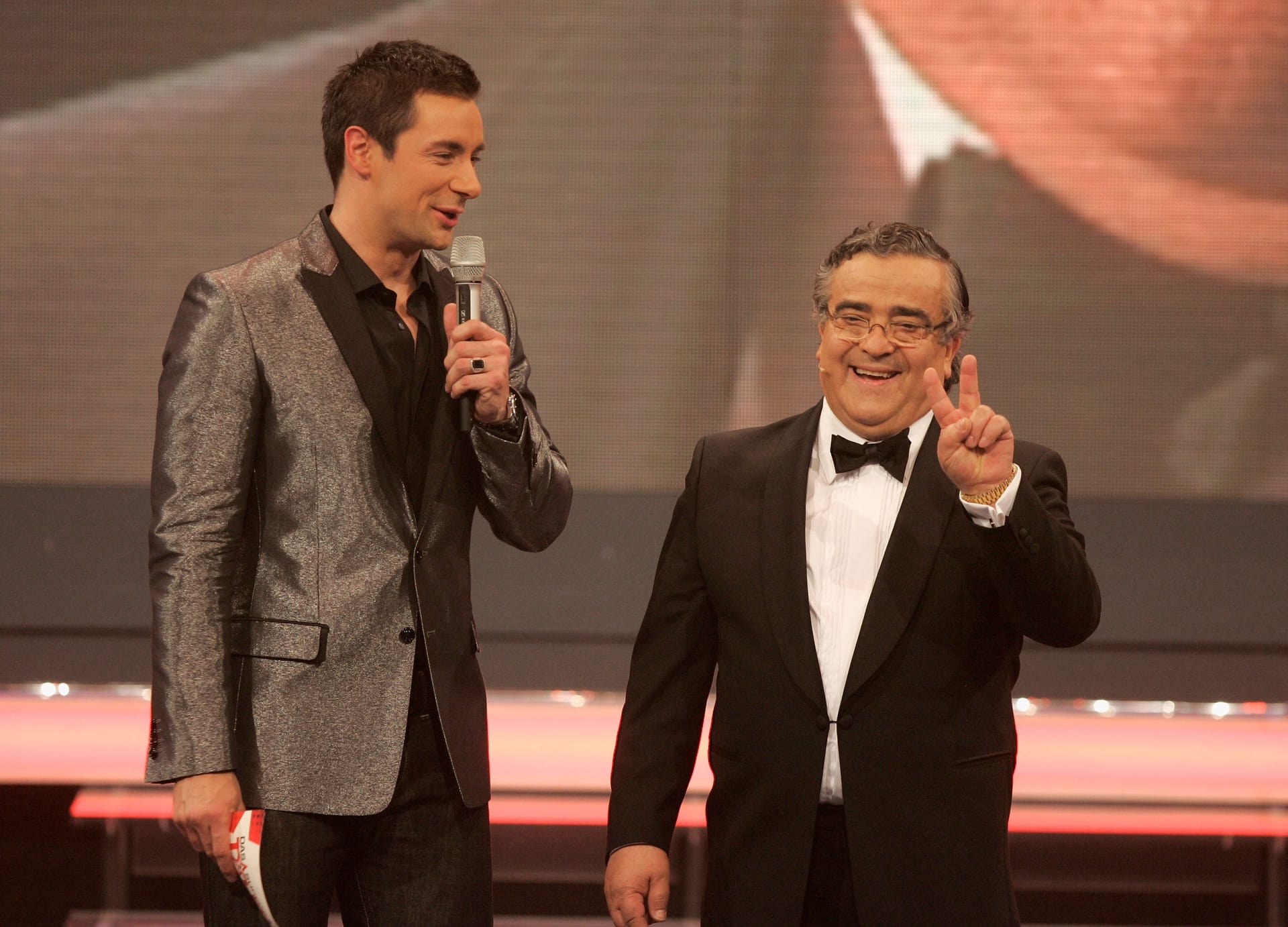Moderator Marco Schreyl und "Das Supertalent"-Teilnehmer Gino Badagliacca im November 2007 in die Liveshows des Castingsformats.