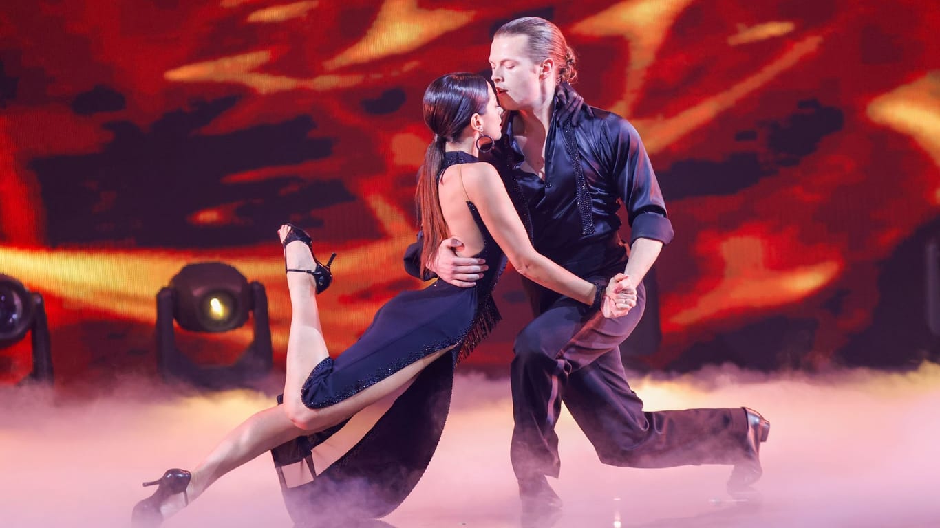 Gabriel Kelly und Malika Dzumaev tanzen einen Tango.