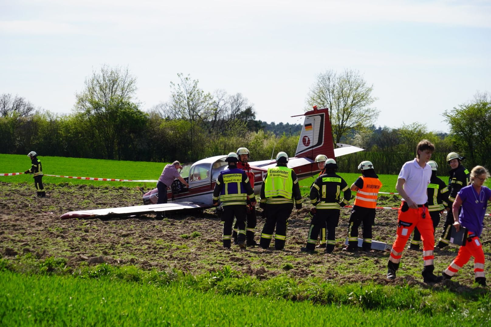 Am Samstagnachmittag (06.04.2024) ist ein Kleinflugzeug in der Nähe des Herzogenauracher Flugplatzes abgestürzt. Nach ersten Informationen des Pressesprechers der Feuerwehr am Unglücksort startete der Pilot mit seinem Kleinflugzeug am Flugplatz und rund einen Kilometer entfernt kam es dann zu dem Unfall. Die Hintergründe, wie sich das Unglück zugetragen hat, sind noch nicht bekannt. Jedoch hatten der Pilot, er trug leichte Verletzungen davon und ein weiterer Insasse, er blieb unverletzt, großes Glück im Unglück. Redaktioneller Hinweis: Privatpersonen bitte pixeln!