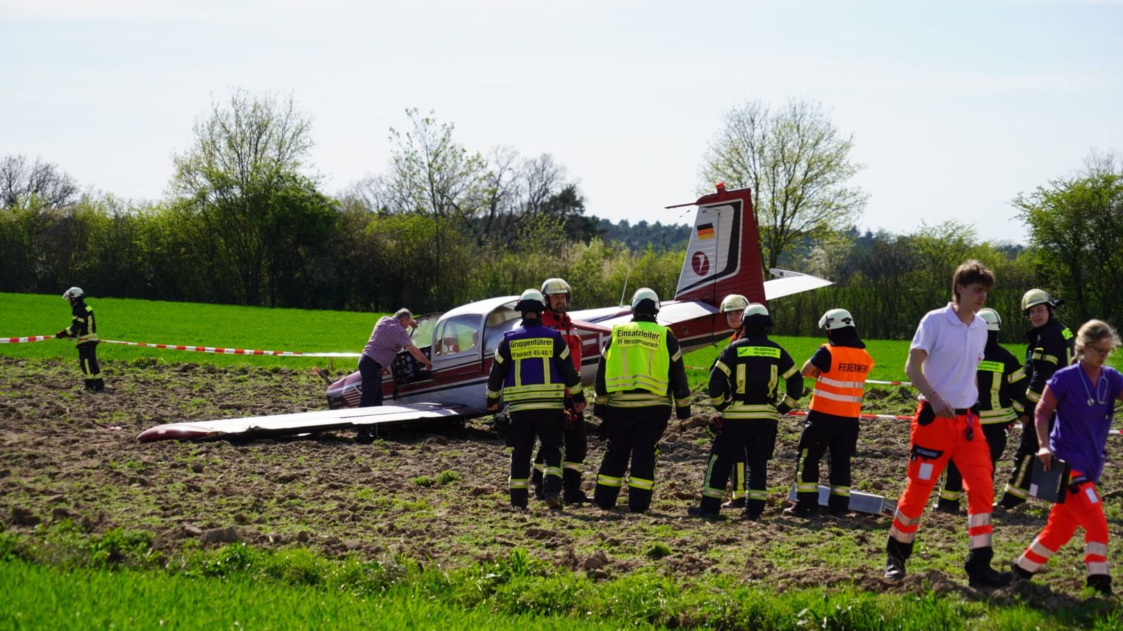 Am Samstagnachmittag (06.04.2024) ist ein Kleinflugzeug in der Nähe des Herzogenauracher Flugplatzes abgestürzt. Nach ersten Informationen des Pressesprechers der Feuerwehr am Unglücksort startete der Pilot mit seinem Kleinflugzeug am Flugplatz und rund einen Kilometer entfernt kam es dann zu dem Unfall. Die Hintergründe, wie sich das Unglück zugetragen hat, sind noch nicht bekannt. Jedoch hatten der Pilot, er trug leichte Verletzungen davon und ein weiterer Insasse, er blieb unverletzt, großes Glück im Unglück. Redaktioneller Hinweis: Privatpersonen bitte pixeln!