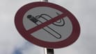 Ein Schild zeigt eine durchgestrichene Zigarette: Ob es ein allgemeines Rauchverbot geben sollte, ist umstritten.