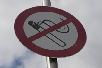 Ein Schild zeigt eine durchgestrichene Zigarette: Ob es ein allgemeines Rauchverbot geben sollte, ist umstritten.