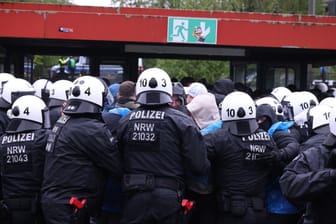 Übung der Wuppertaler Polizei zum Umgang mit Fußballfangruppen