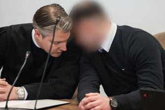 Der Angeklagte (r) mit seinem Anwalt im Kölner Landgericht: Er muss sich wegen eines angeblichen Auftragsmordes verantworten.