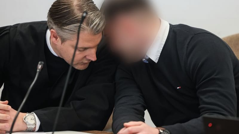 Der Angeklagte (r) mit seinem Anwalt im Kölner Landgericht: Er muss sich wegen eines angeblichen Auftragsmordes verantworten.