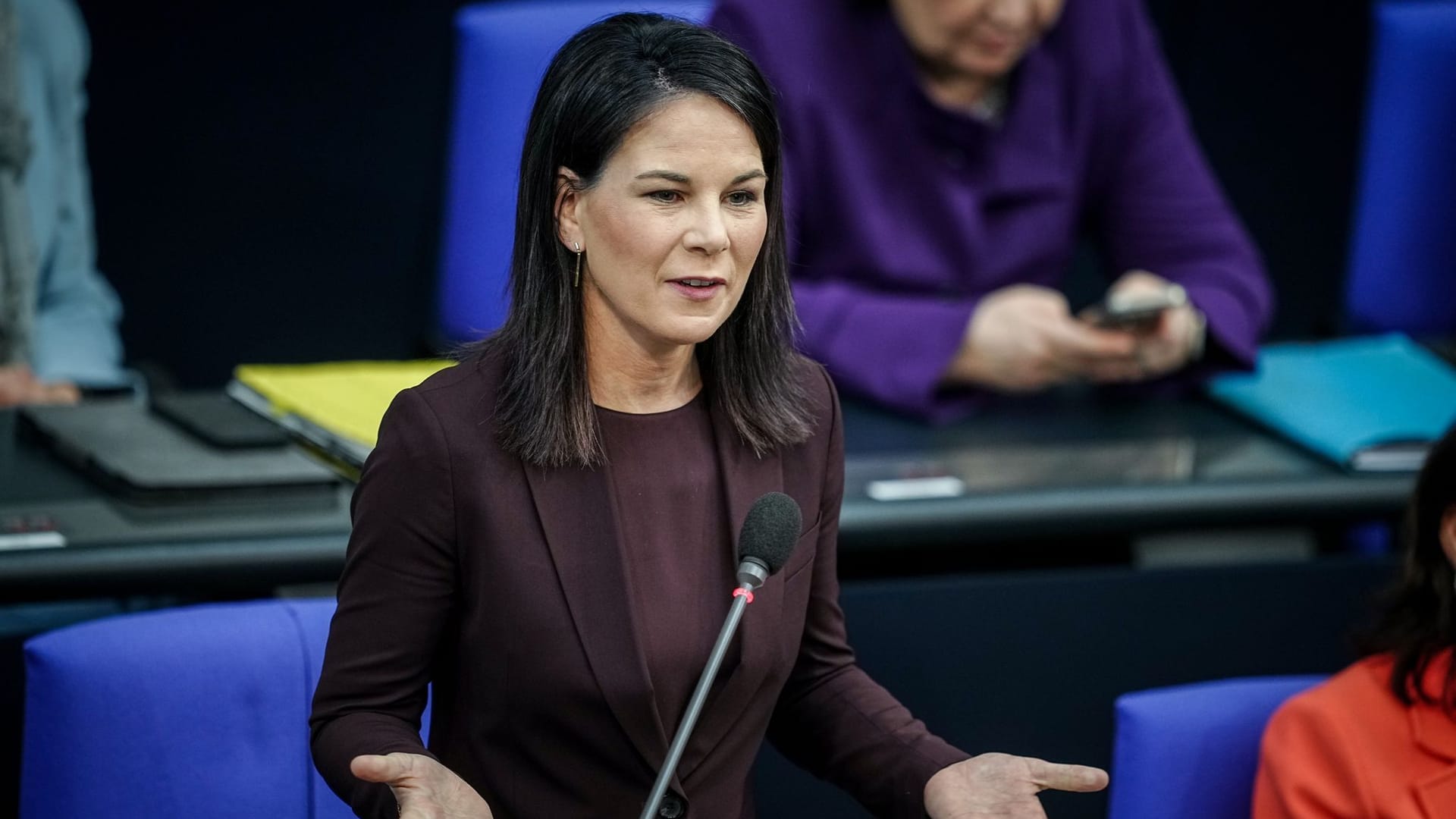 Außenministerin Annalena Baerbock spricht im Bundestag bei der Regierungsbefragung: Im Fokus stehen die Kriege in der Ukraine und im Gazastreifen.