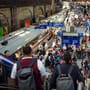Schimpfen und fahren - Menschen wieder mehr im Zug unterwegs
