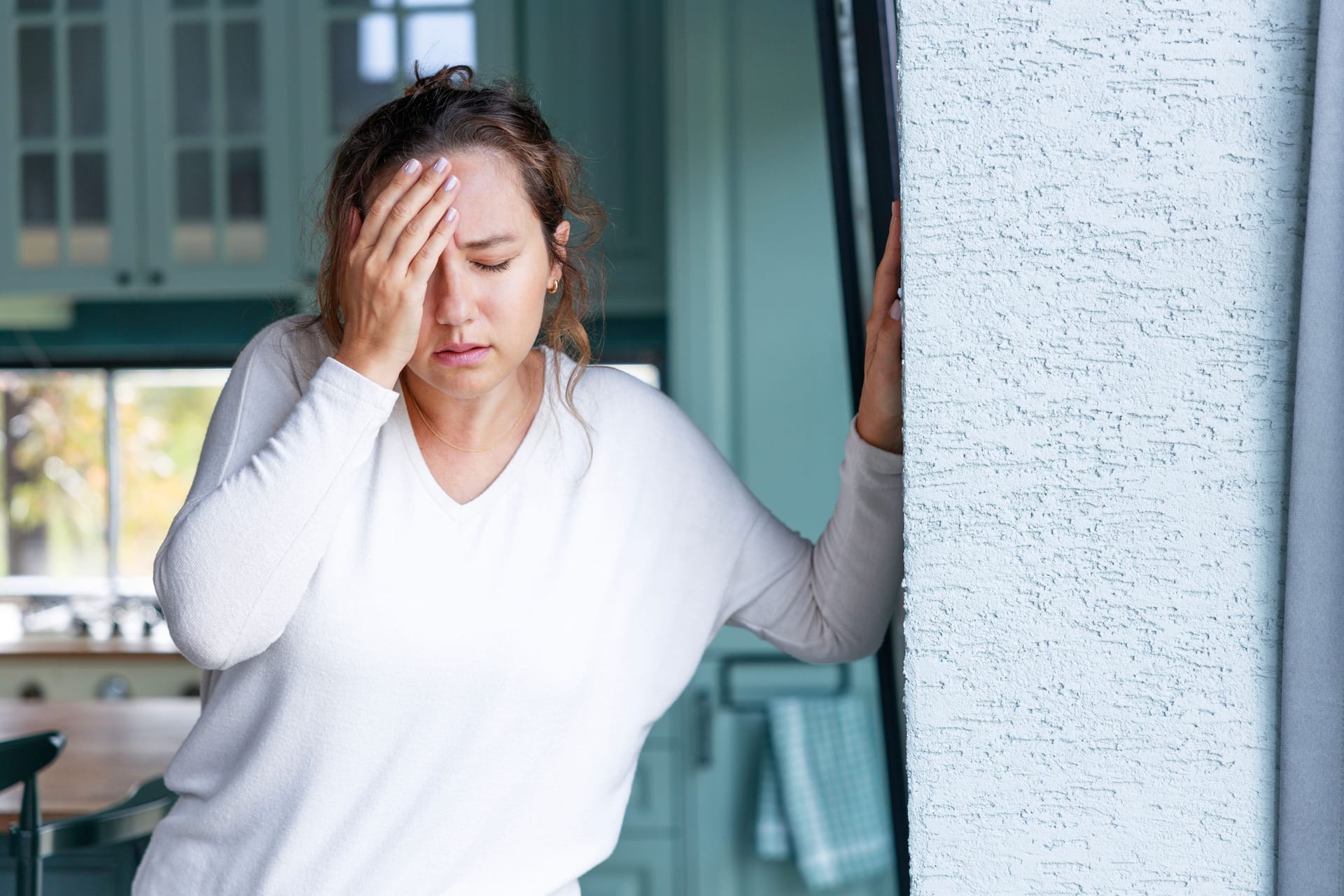 Junge Frau fühlt sich unwohl