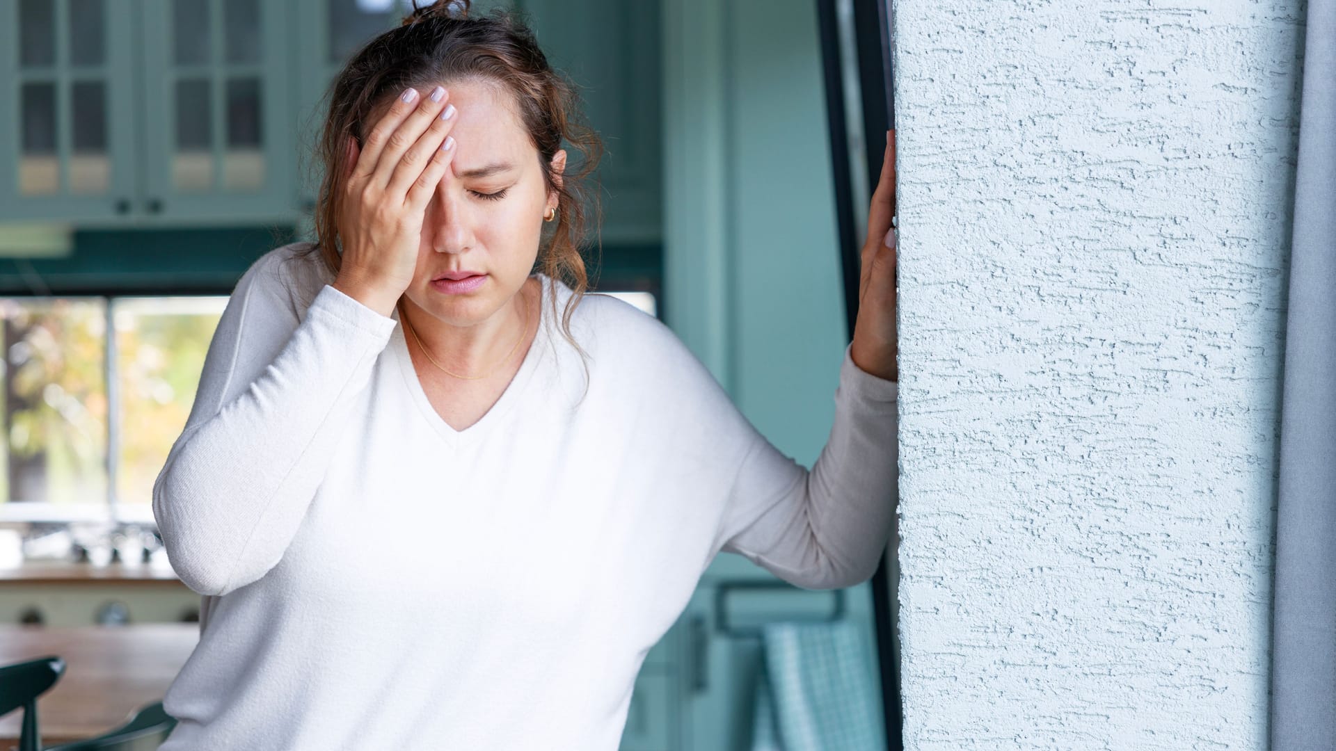 Junge Frau fühlt sich unwohl