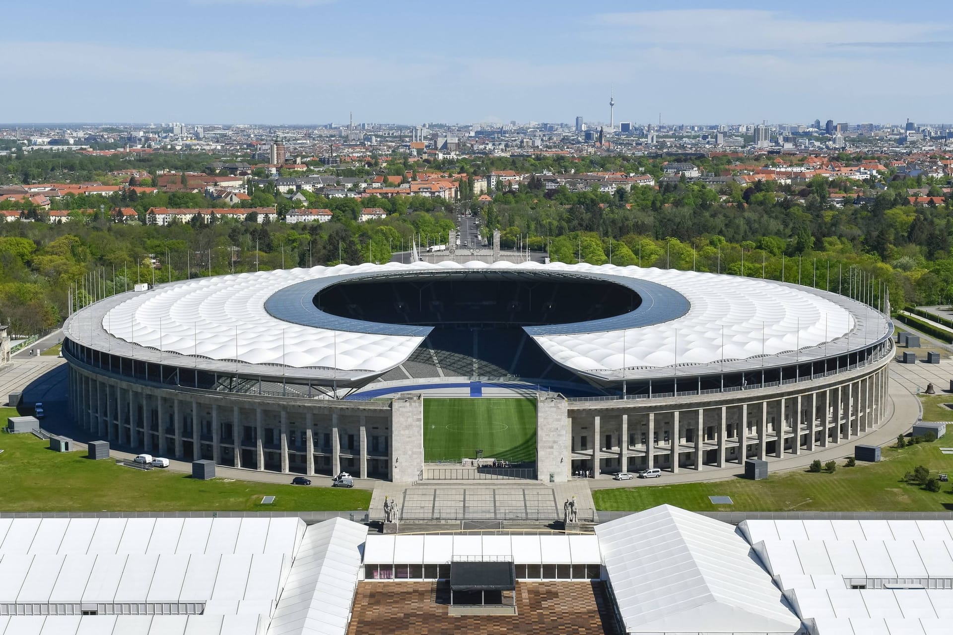 Olympiastadion in Berlin: Die Hauptstadt muss bei der Austragung eines Turniers selbstverständlich dabei sein. Wenn sie dann auch noch das geschichtsträchtigste und größte Stadion (während des Turniers) stellt, gibt es dem ganzen einen noch würdigeren Rahmen. Wie schon bei der WM 2006 und jedes Jahr im DFB-Pokal wird auch das Endspiel der EM 2024 im Olympiastadion stattfinden. Ganze 71.000 Zuschauer werden dann verfolgen können, wer sich die europäische Krone aufsetzt. Zudem wird Berlin zum Schauplatz von drei Gruppenspielen, einem Achtelfinale und einem Viertelfinale.