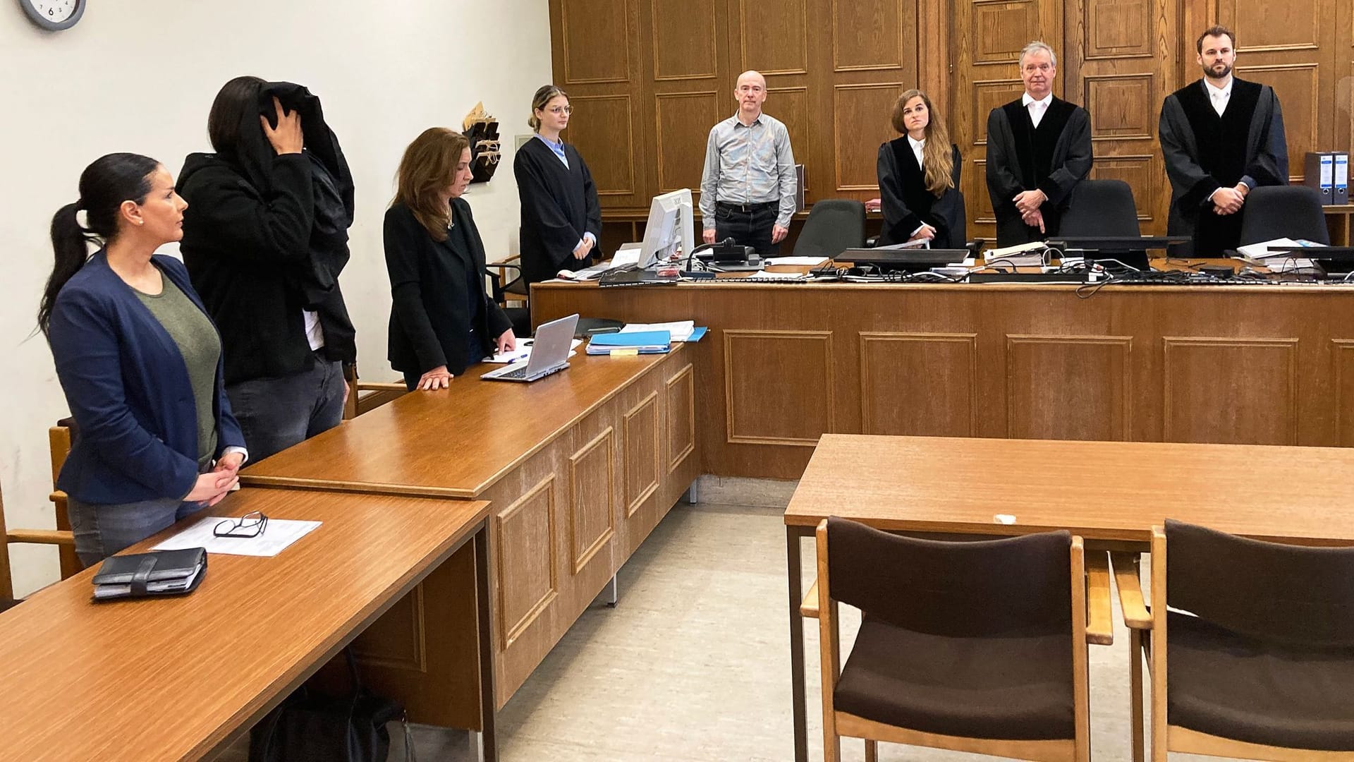 Der Angeklagte (2.v.l.) zwischen einer Dolmetscherin (l.) und seiner Verteidigerin vor Gericht: Der 20 -Jährige wurde zu einer langen Jugendstrafe verurteilt. Der Angeklagte (2.v.l.) zwischen einer Dolmetscherin (l.) und seiner Verteidigerin vor Gericht: Der 20 -Jährige wurde zu einer langen Jugendstrafe verurteilt.