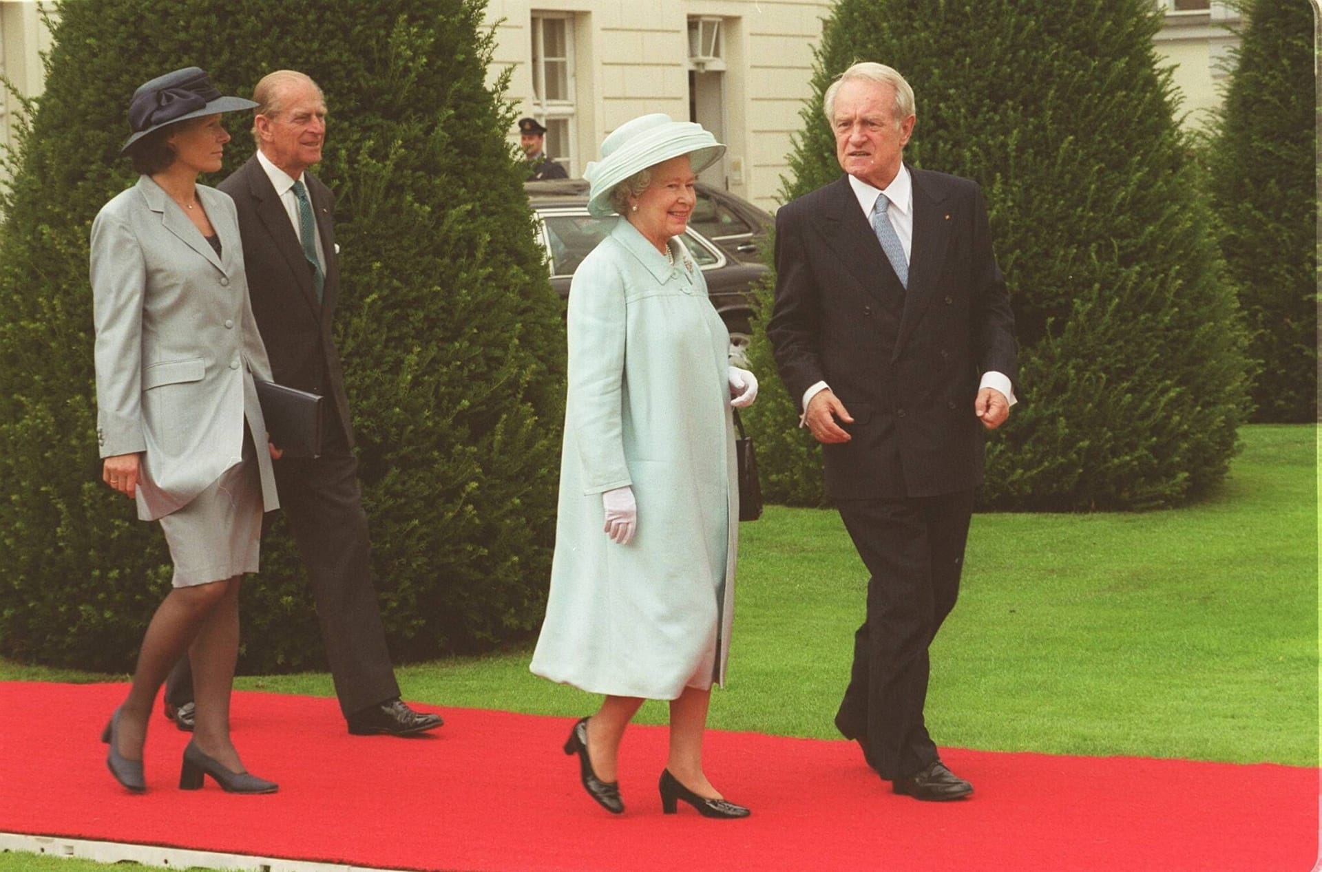 Berlin im Juli 2000: Queen Elizabeth II. und Prinz Philip mit dem damaligen Bundespräsidenten Johannes Rau und dessen Ehefrau Christina Rau