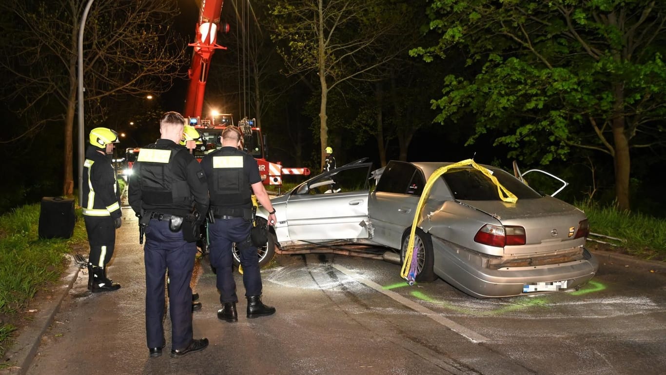 Zerteiltes Auto: Mit diesem Fahrzeug ist ein Mann in Berlin schwer verunglückt.