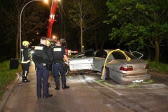 Zerteiltes Auto: Mit diesem Fahrzeug ist ein Mann in Berlin schwer verunglückt.