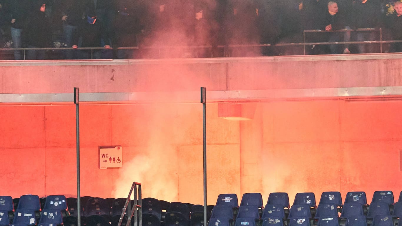 Brennendes Mobiliar im Stadion von Hannover 96: Anhänger beider Vereine waren im November 2023 aufeinander losgegangen – es gab mehrere Verletzte.