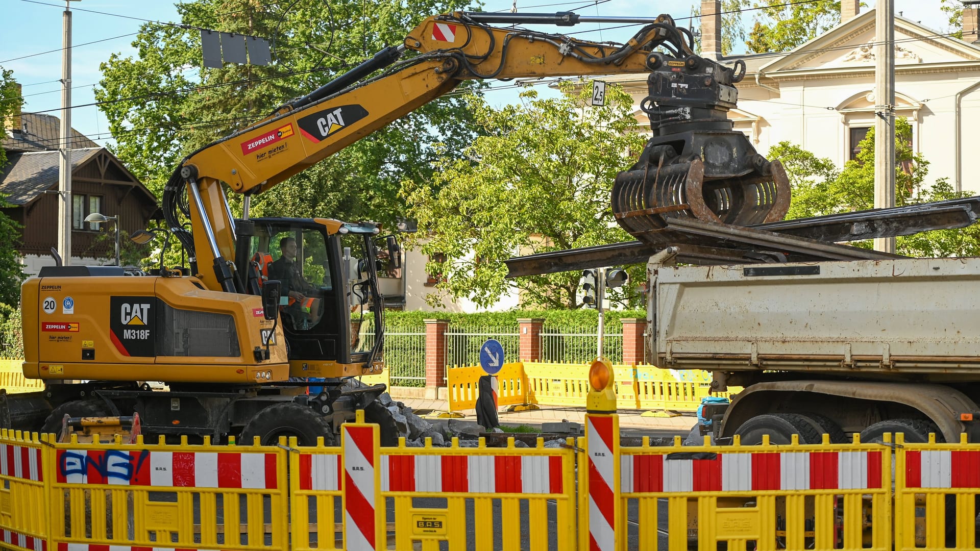 Ein Bagger auf einer Baustelle (Symbolbild): Der verletzte Arbeiter kam in ein Krankenhaus.