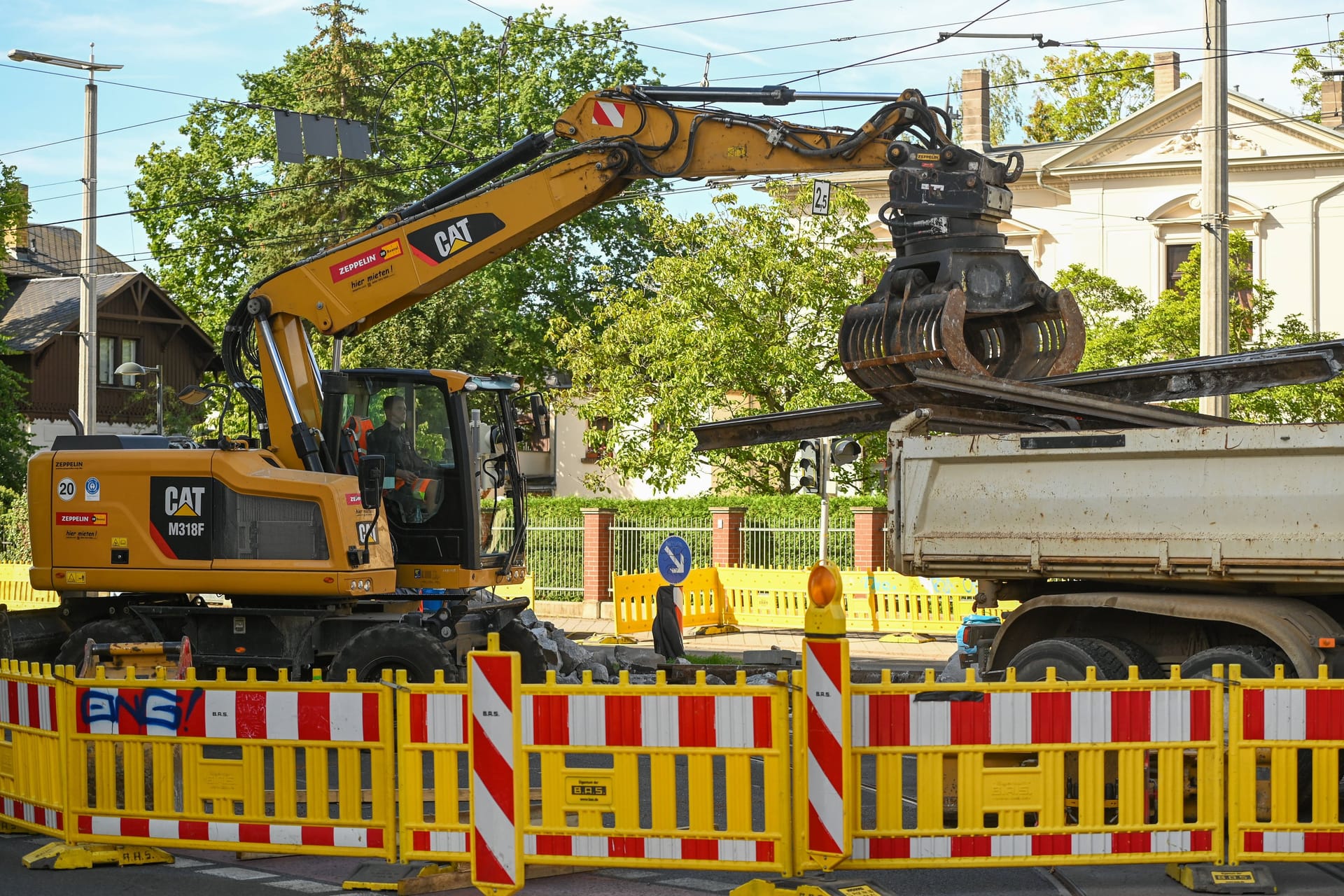 Ein Bagger auf einer Baustelle (Symbolbild): Der verletzte Arbeiter kam in ein Krankenhaus.