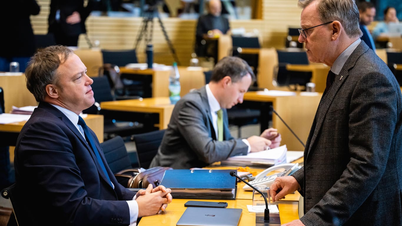 Thüringens Ministerpräsident Bodo Ramelow (r.) und CDU-Landeschef Mario Voigt: Nach dem TV-Duell verschärft sich die Kritik.