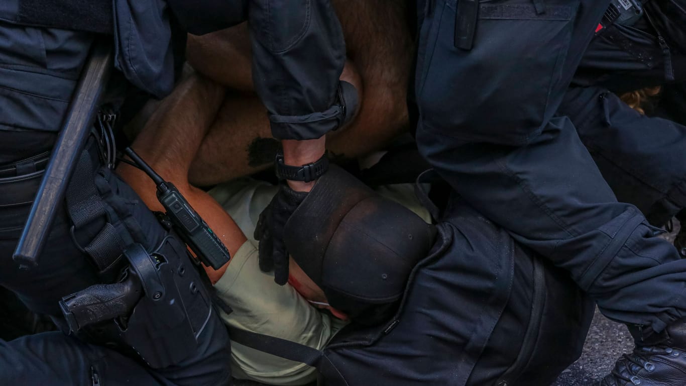 Festnahme beim Protest gegen die IAA 2023 (Archivbild): Amnesty kritisiert das Vorgehen der Polizei stark.